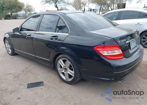 2011 Mercedes-Benz C 300 Luxury/Sport z USA, uszkodzony, nr VIN WDDGF5EB4BA459104